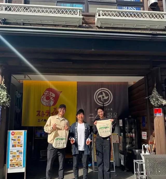 西田有志26日更新个人社交媒体，分享了与妻子——前日本女排队长古贺纱理那共赴温泉