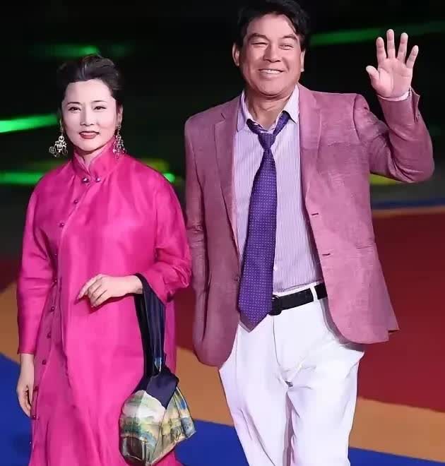 一直都知道年轻时候的何赛飞很漂亮，没想到如今年纪大了，依旧如此妩媚动人。她的美不