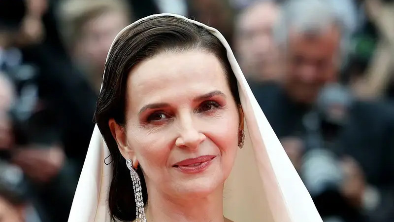 戛纳78届开幕！刘晓庆等巨星闪耀，争议与精彩同频上演