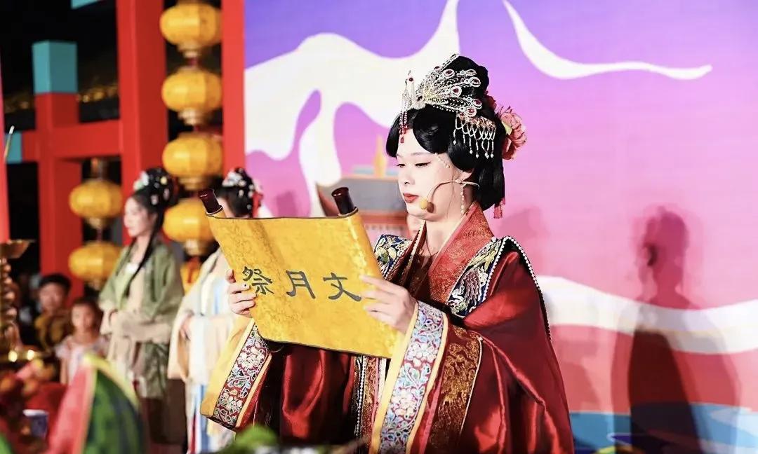 今天是中秋节，绍兴越王城广场将举行汉式中秋·拜月典礼。#分享城市新鲜事#