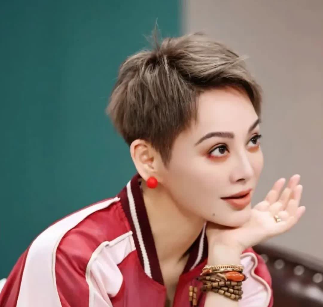 宁静回应跟汪峰的绯闻真是太搞笑了！
句句不提嫌弃
却句句都是嫌弃

她说