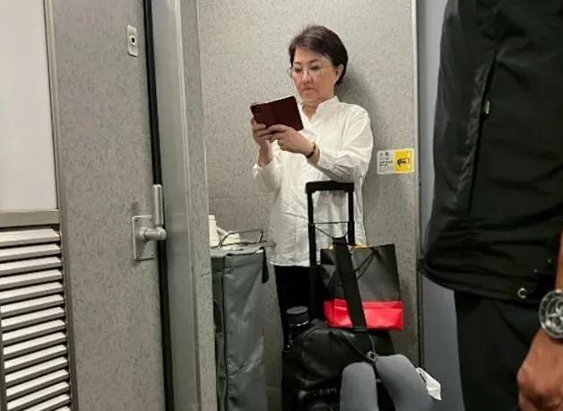 卢秀燕高铁站角落
今天晚上，有岛上网友搭高铁时偶遇台中市长卢秀燕，令人意外的是，