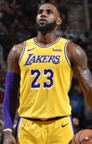 前NBA球员阿里纳斯在自己的播客节目中谈到了詹姆斯和乔丹的对比。
阿里纳斯认为，