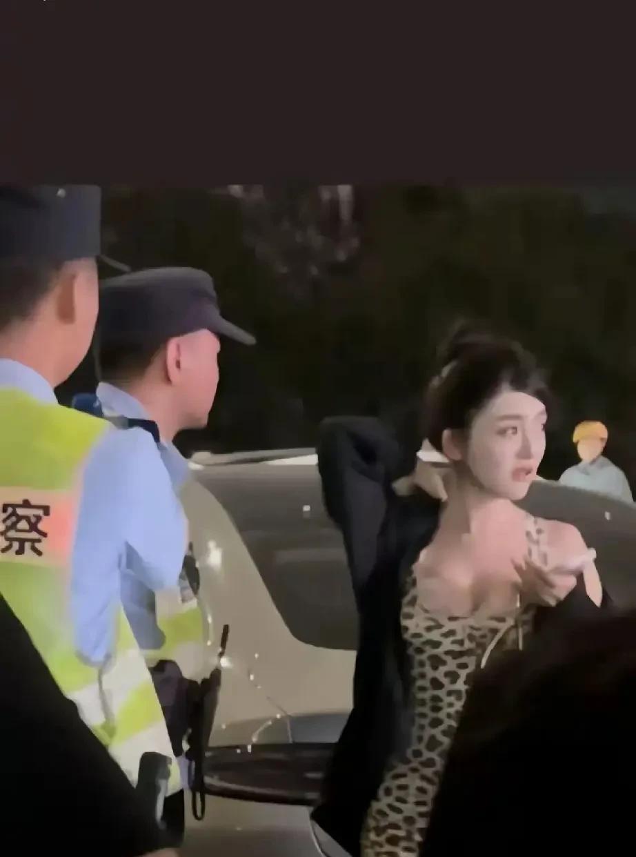 豹纹女连撞16车，第一反应竟是做这件事？
郑州大街上连撞16车，惹下滔天大祸的司