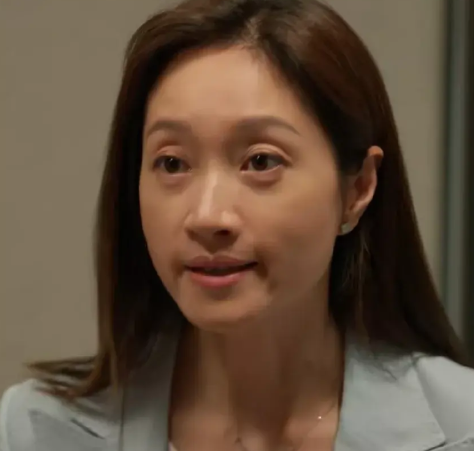 沈佳妮的步态总带着股漫不经心的劲儿，松垮的肩背线条像卸了力的弹簧，走起路来活脱脱