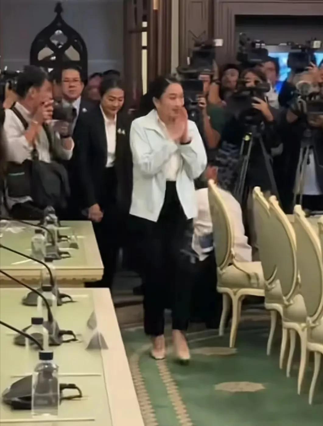 佩通坦：高啊，直接对柬埔寨断电、断网、断水、断石油。
柬埔寨应该还是王室治比较稳