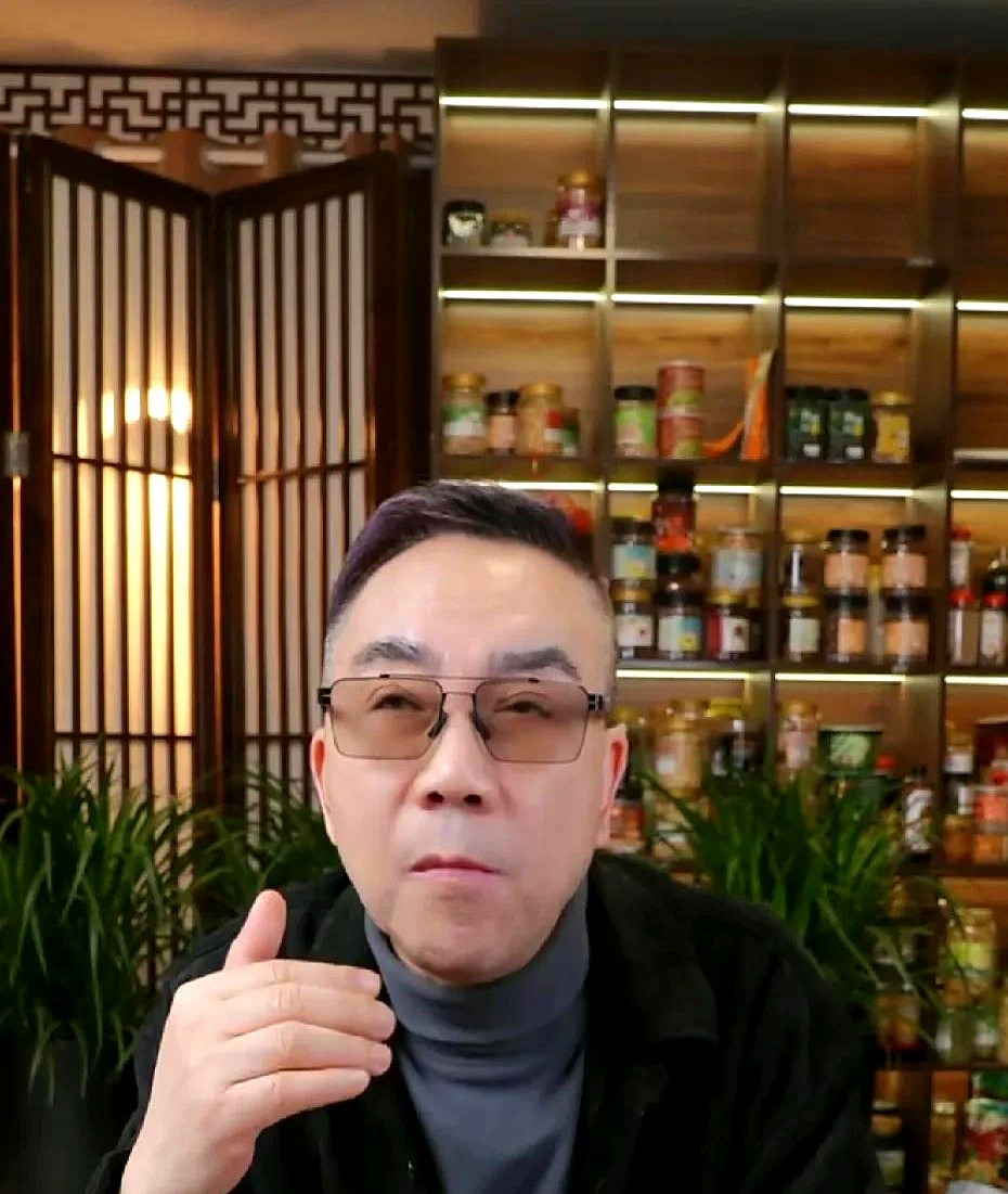 杨议直播回应外号梗











杨议最近直播回应外号事件，心态超好！网