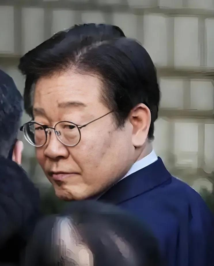 李在明要走尹锡悦老路？
李在明被朝鲜点名了！金与正毫不客气的表示，李在明不是一个