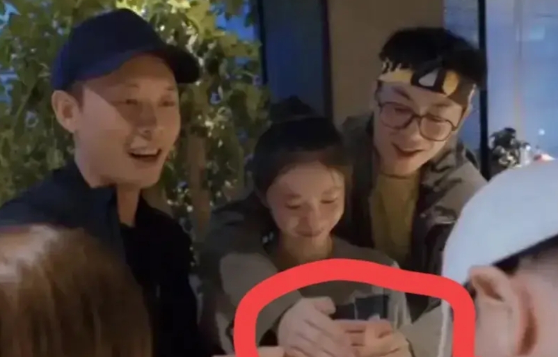 一直好奇

刘浩存为什么资源这么好

现在我才知道，原来她第一次

演戏，就是女
