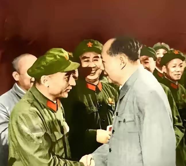 伟大领袖毛主席在北京接见少数民族干部赛福鼎，赛福鼎身穿65式军服英俊帅气，和毛主