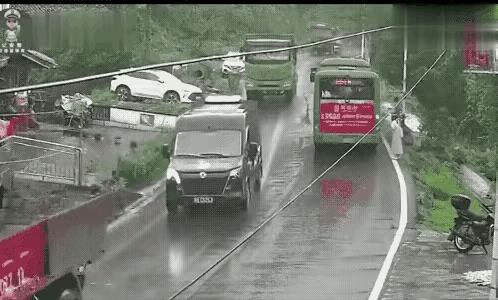 我敢说像这种情况，任何老司机都避免不了吧？
也许是下雨的原因吧，一位刚下公交车的