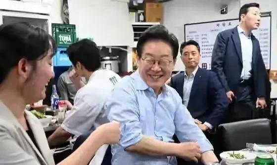 下班了，也累了，疲惫的身躯终于卸下了重担。寻一处街边小馆，点上几瓶冰镇啤酒，让清