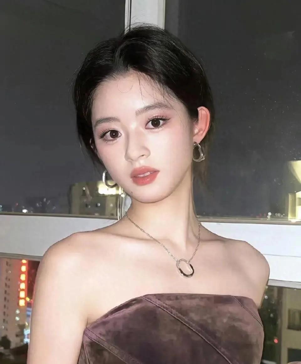 黄杨钿甜私下一直在网上搜自己的名字，发现网友一直在骂她后，她还用小号发文吐槽说，