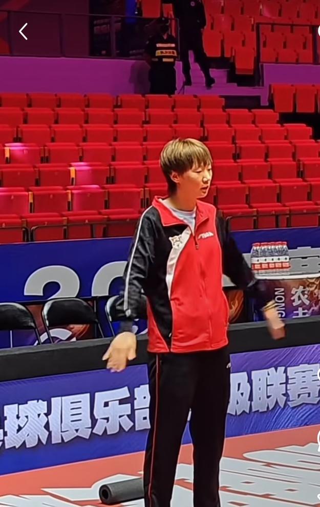 乒超联赛王曼昱正在赛前热身  首次比赛加油
6月10日，乒超联赛第一阶段第二天，