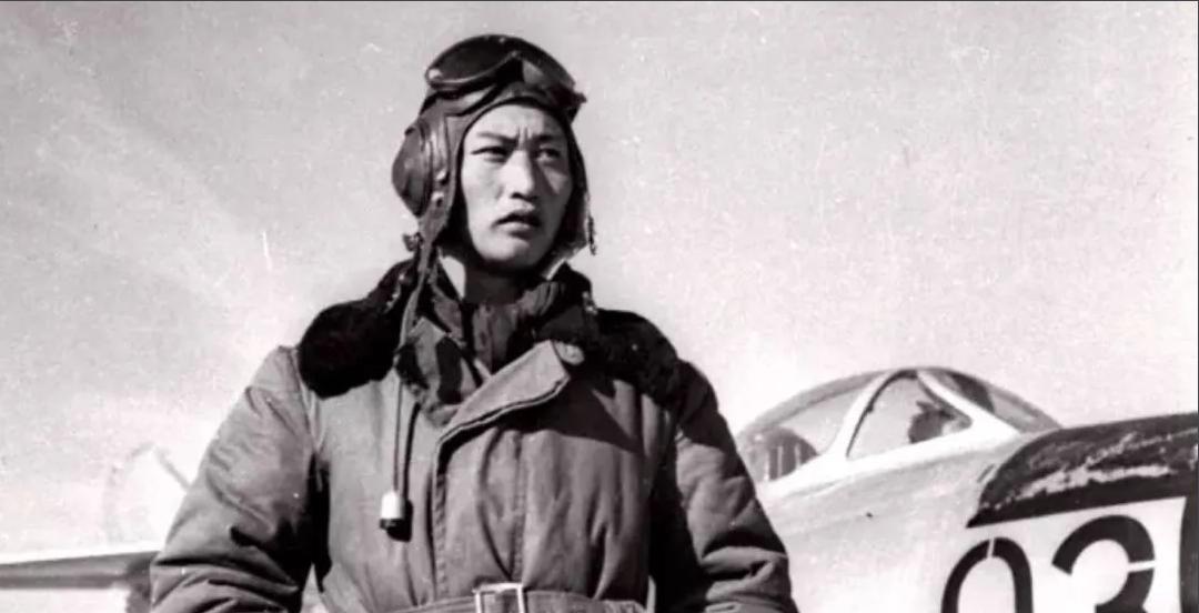 1951年，飞行员刘玉堤正准备返航，猛然间，他瞥见云层下黑压压一片，顿时心头一震
