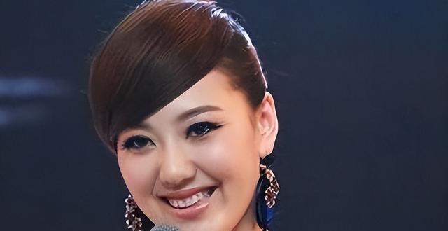 央视主持王冠辟谣隐婚











王冠，央视美女主持，突然“消失”！各