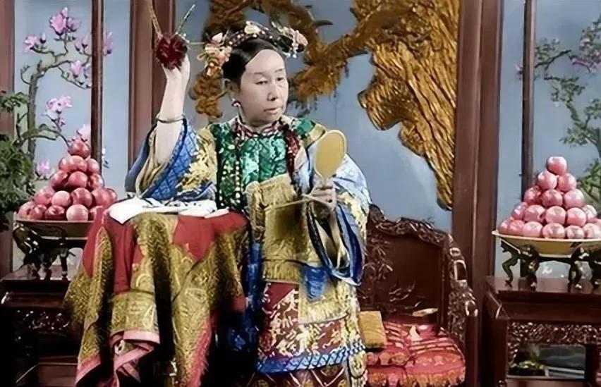 慈禧要睡觉，不是说熄灯就完事的事，她每晚一躺下，十几个太监和宫女就得开始紧张地值