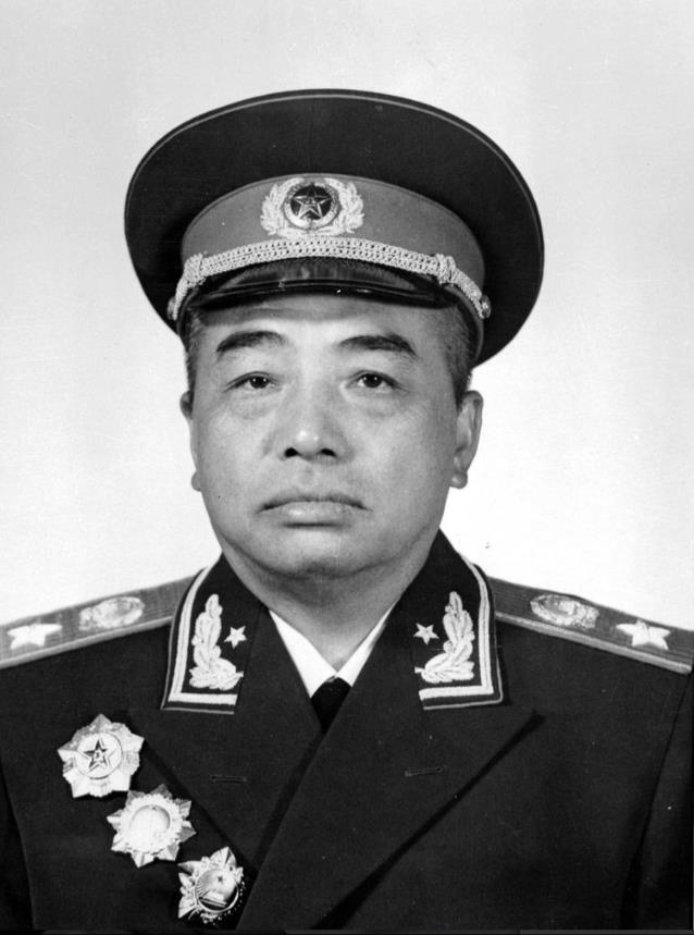 1949年10月1日，新疆同胞游街庆祝时，一个中年男子冲过去扯掉彭德怀的画像，群