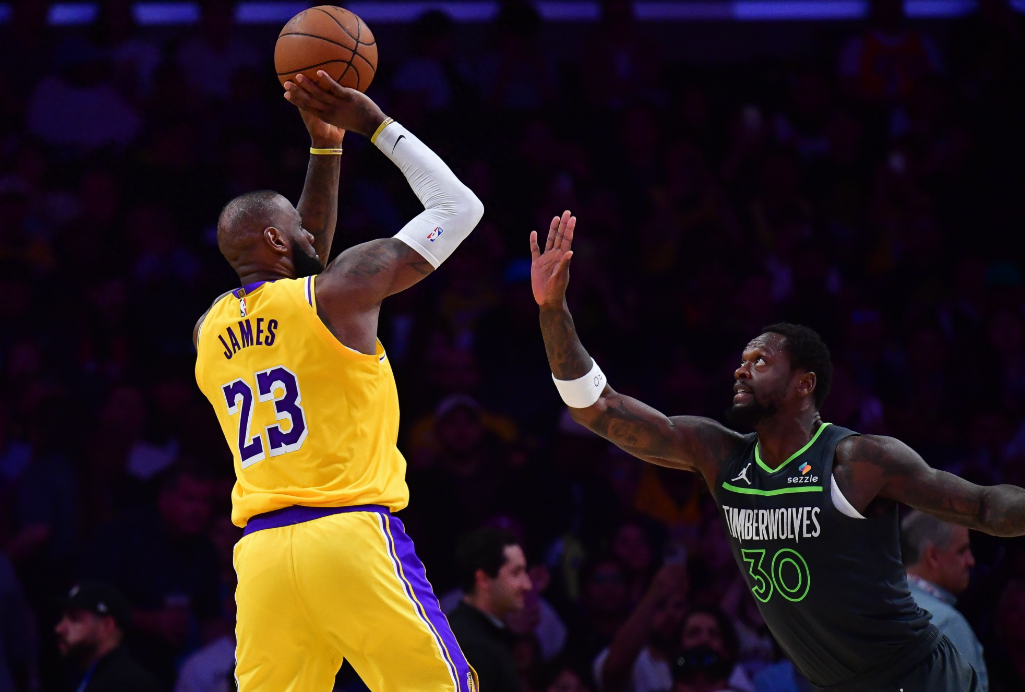 今日名记Shams在直播节目《NBA Today》中谈到了湖人球星詹姆斯。
Sh