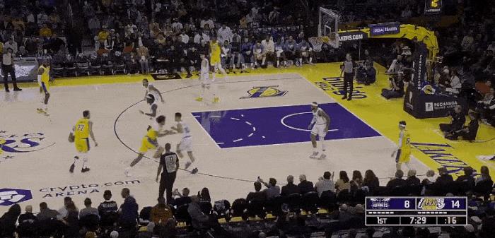 缺乏默契！东契奇不看人传球再送失误！
在今天NBA常规赛湖人对阵黄蜂的第一节比赛