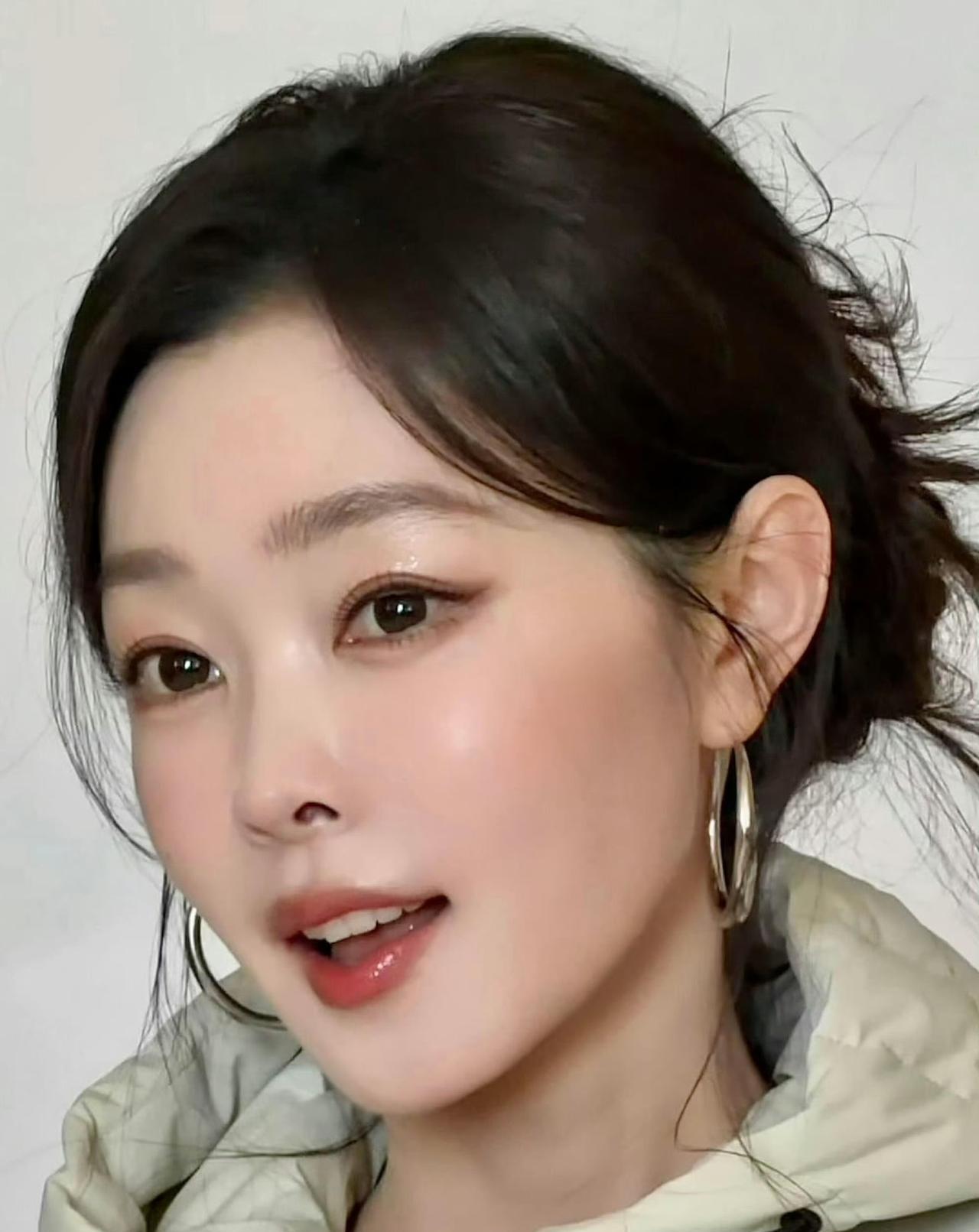 宋轶最近美得有点过分了啊！这么看，她确实不像整容，是吧？说白了就是以前妆容没找对