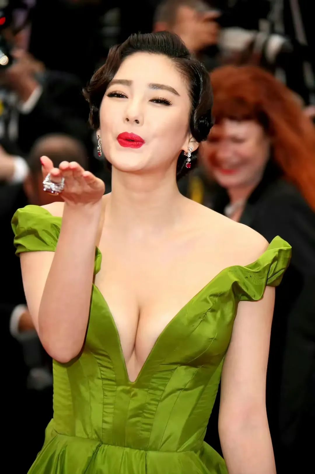 气场全开！张雨绮化身热辣女王，散发致命吸引力