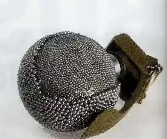 如果不告诉你，你知道这是一枚手榴弹吗？
记得以前的手榴弹是由无数块小三角铁组成的