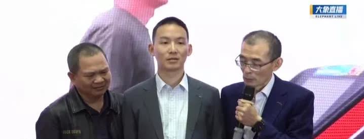 谢浩男露脸了！露脸了！面对媒体镜头侃侃而谈，太优秀了。

好像谢爸，耳朵特别