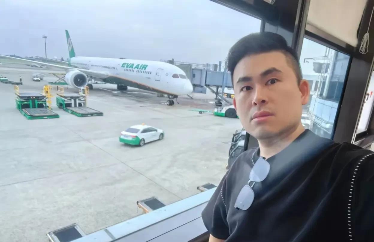 台湾的王炳忠，马上就到北京了，猜测他是获得邀请了。
他现在人在台湾机场，没有透露