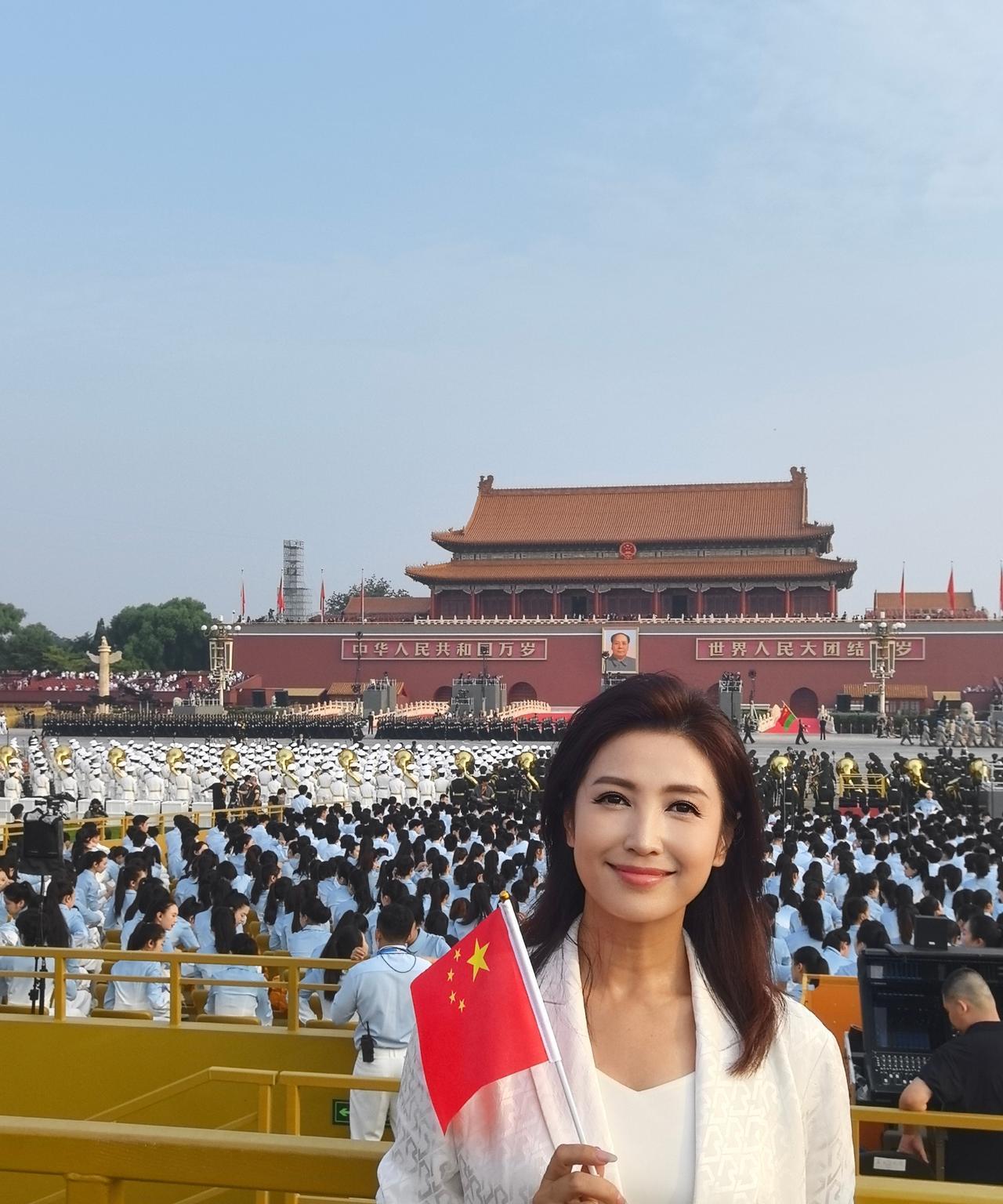 不愧是央视遗珠，被北京卫视抢走的顶级主持人，她也不止一次去观礼了，这次又去看大阅