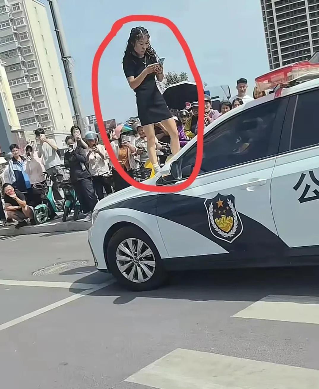 简直是奇耻大辱！眼睁睁地看着这个泼妇爬上去肆无忌惮地踩踏警车。这不仅是对执法车的