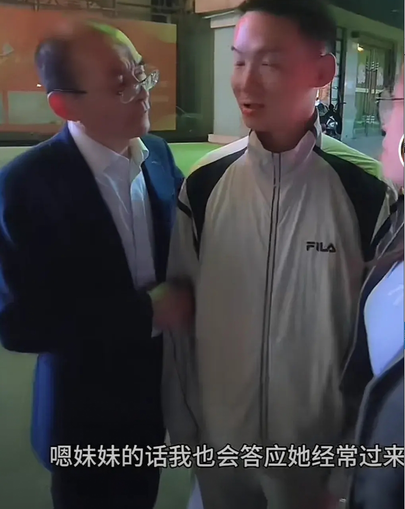 谢爸爸还是食言了！

谢爸爸一家送谢浩男回校

本来开开心心送到校门口，谢爸爸却