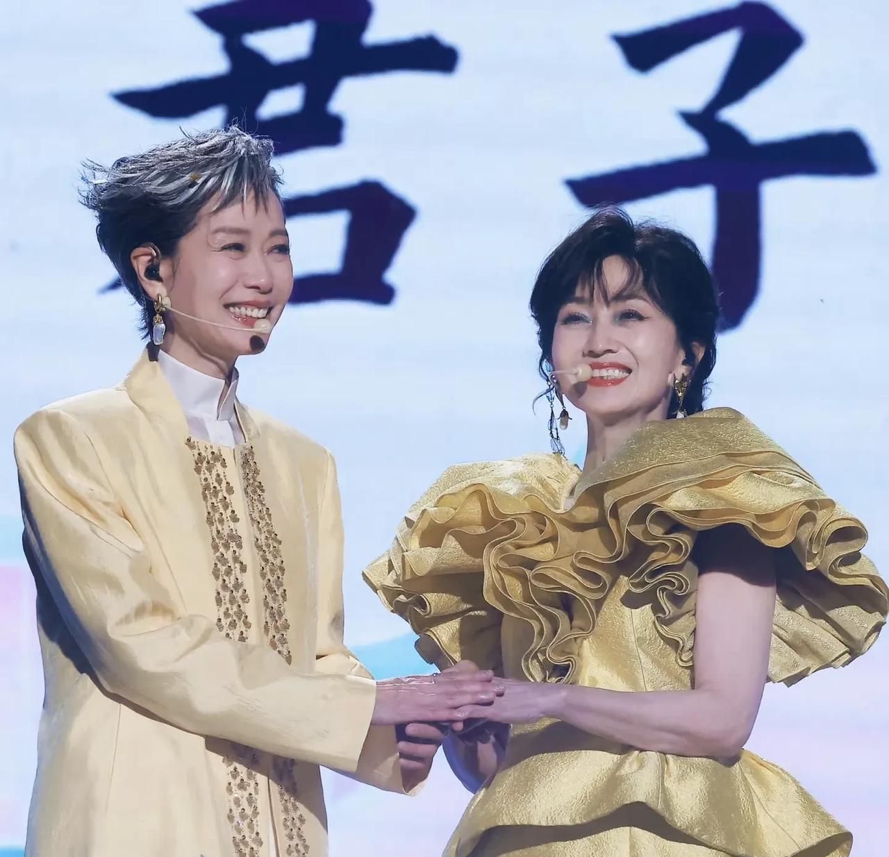 有网友说，我去年为了情怀跑去杭州看了新白娘子演唱会，当时带着我年幼的娃。
演唱会