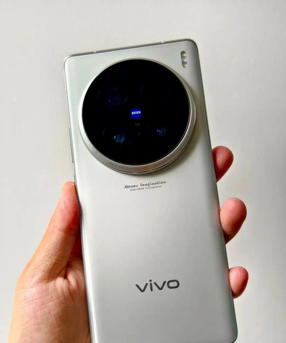 尽管vivo X200 Ultra已经上市了，但上一代旗舰机vivo X100 