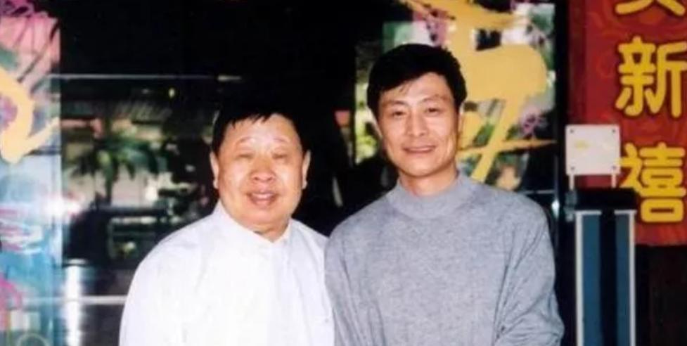 当年，相声演员刘伟不顾师父反对，执意要移民出国。师父马季大怒说：“国外谁认识你！