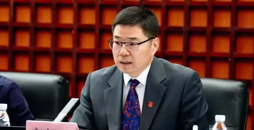 篮协主席的耳根都要发烫了。三件事情令主席恼火，令全国球迷不满。

第一件，女