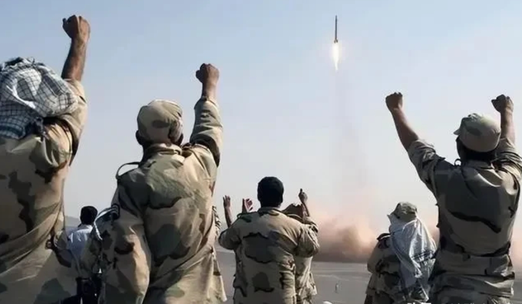 6月13日伊朗的防空系统彻底哑火，面对以色列的空袭，毫无还手之力。
在美伊最后一