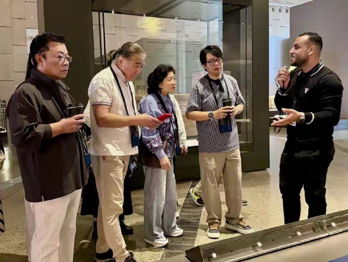 朗朗带爸妈参观埃及博物馆，朗爸扎小辫超个性，朗妈看起来很年轻
朗朗带着爸妈参观埃