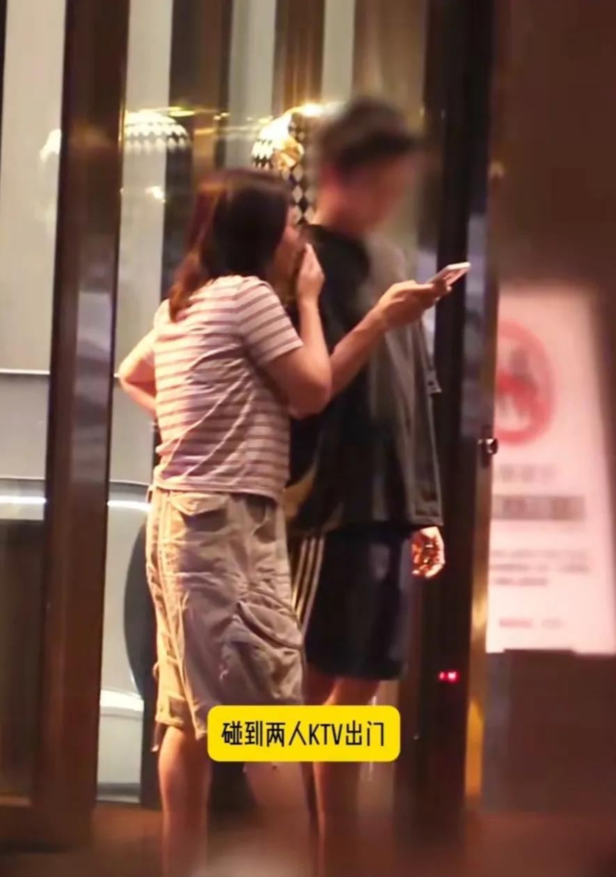 李雪琴私下里穿得这么接地气吗？
大短裤+条纹T恤+洞洞鞋，
完全普通人一枚，
还