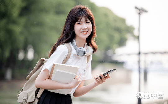 前世，我因一场阴谋错失大学梦，沦为打工妹，而堂妹却顶替我享受荣华富贵。这一世我要让所有人付出代价！