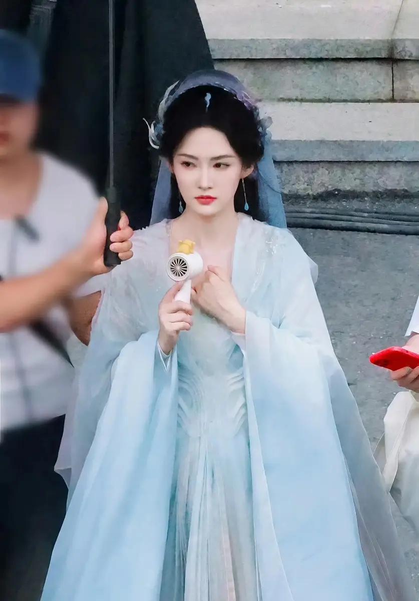 李沁穿淡蓝色古风裙仙气飘飘 妆容精致眉眼温婉
