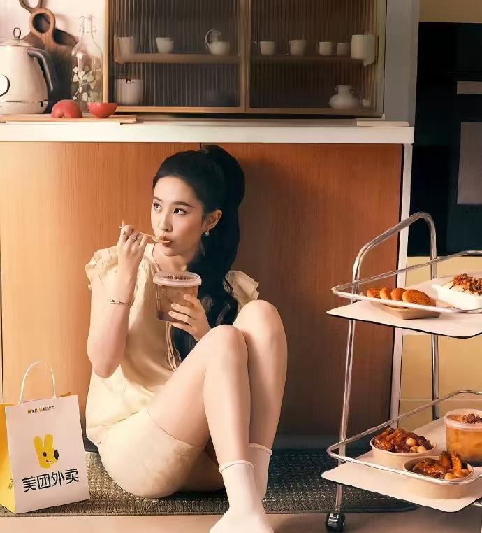 大周一的，大家一定很忙吧？
一组女星小白袜送给大家[尬笑]
