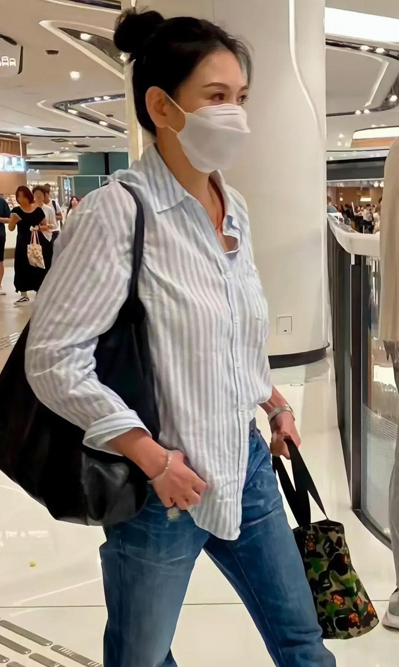 近日，邱淑贞与女儿沈月在香港逛商场被偶遇，邱淑贞扎着丸子头，看上去像40出头的样