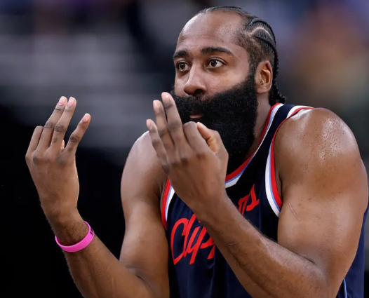 小卡：登哥，你答应球迷说去夺得NBA总冠军，这是真的吗？？？
哈登：那种场景下，