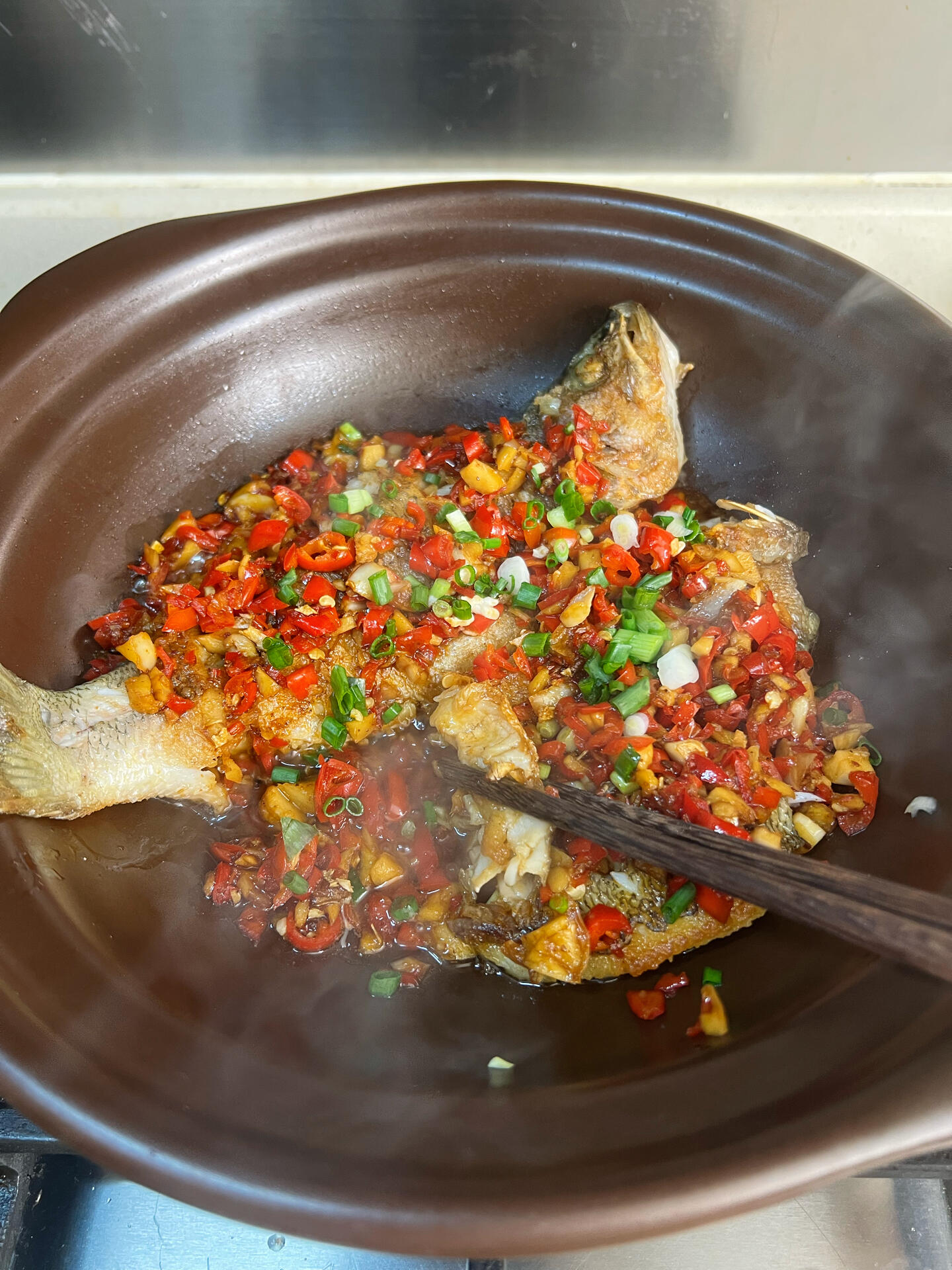 香辣鲈鱼煲，这配方可以开店了，巨好吃
食材：鲈鱼、葱姜蒜、红线椒、小米辣；
做法