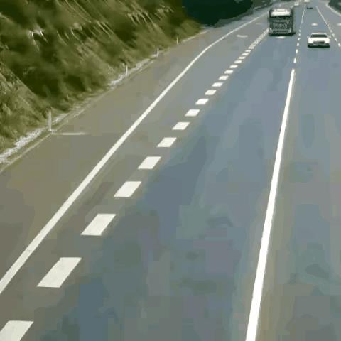 【下意识】这是避险心理产生的条件反射动作，真正能做到让速不让道的司机不多。