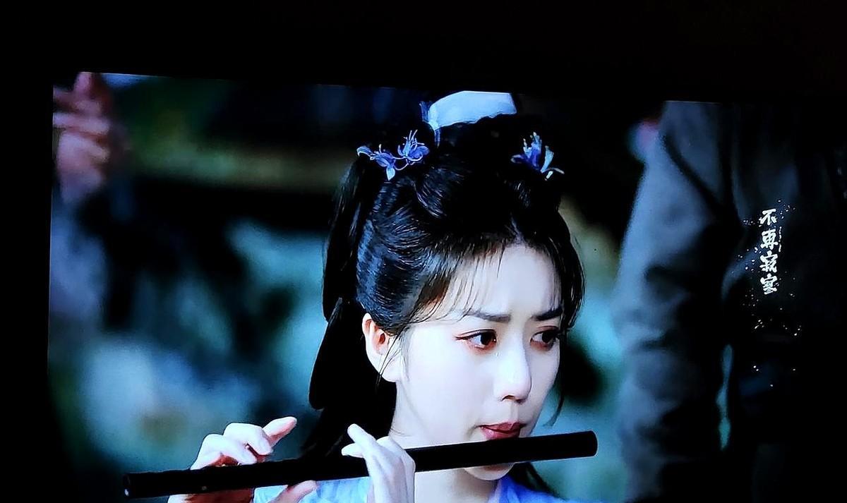 “大哥怒摔杯子第37次，观众摔遥控器第N次。”
《赴山海》用4分30秒完整歌+1
