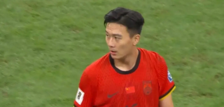 中国男足0：2不敌澳大利亚，一战肯定了三个事实！
1、没了王上源才发现黄政宇是真