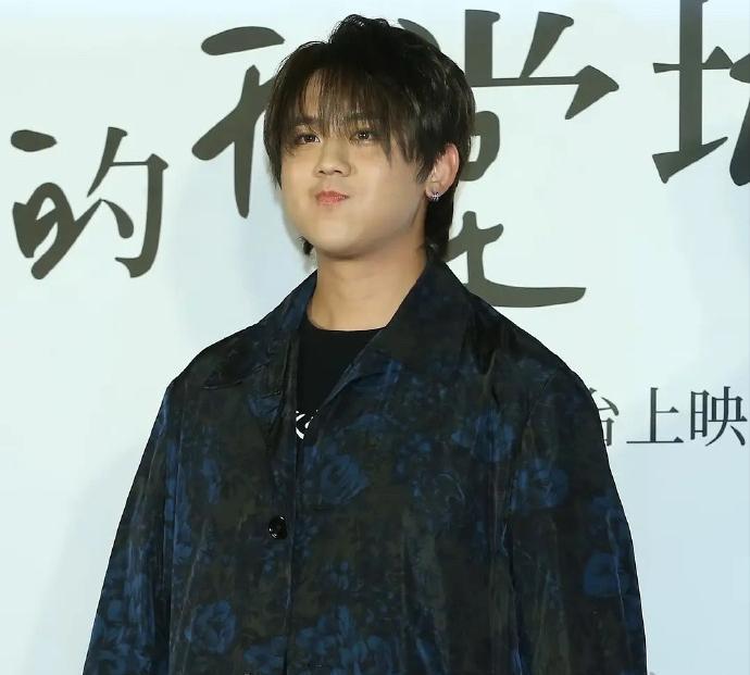 #虎扑男神大赛350斤网红良子居首#
     现在知道，为什么姜涛是香港顶流了