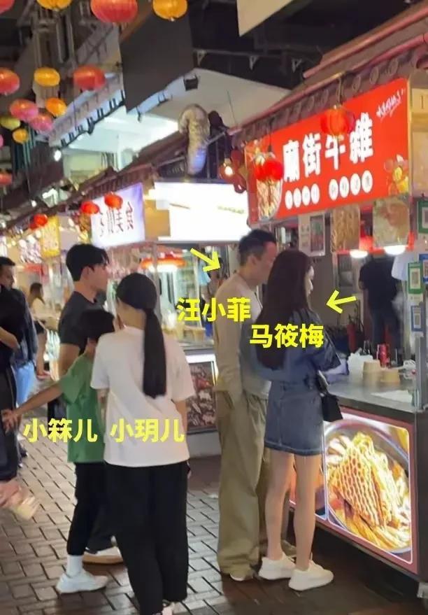 杉菜回来了？
小菲晓梅带玥儿箖箖现身香港夜市，
一家四口温馨甜蜜，画面十分和谐，